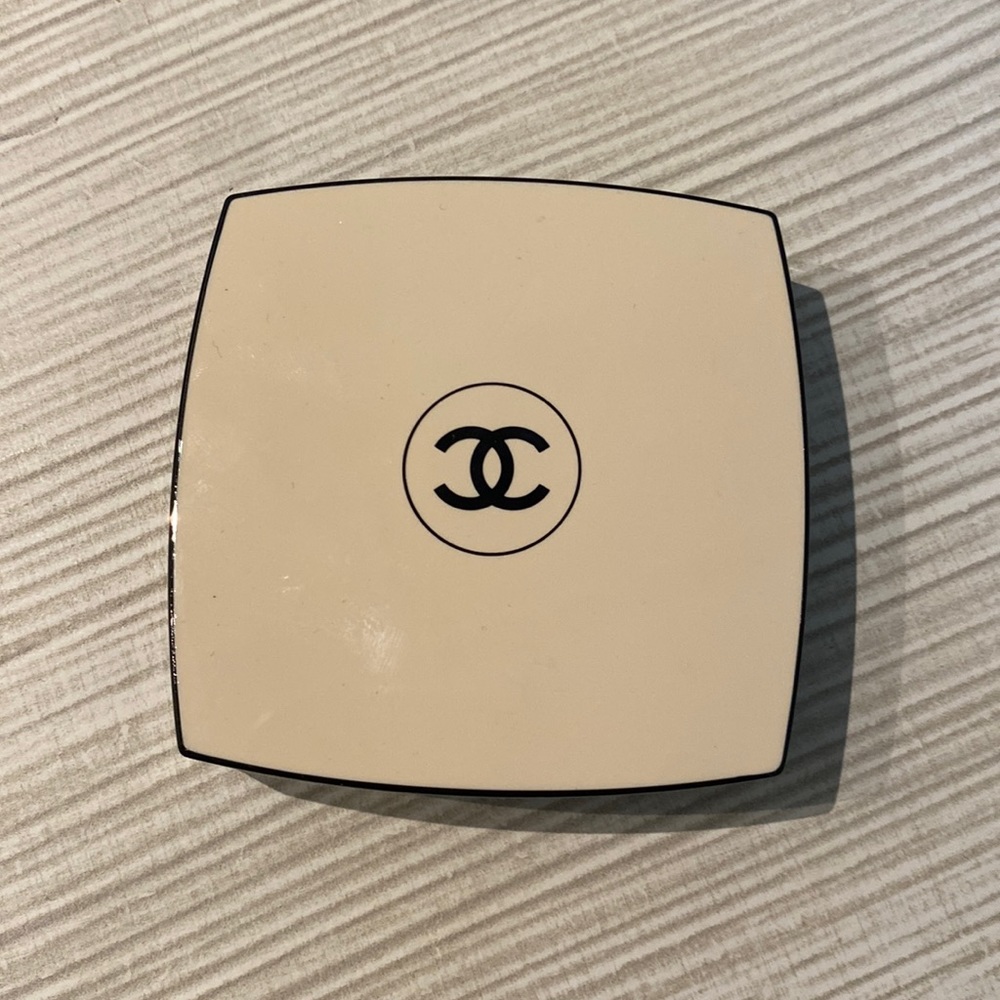 Chanel LES BEIGES medium